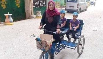 سيدة تعمل على دراجة لتوصيل الطلبات بالإسكندرية 