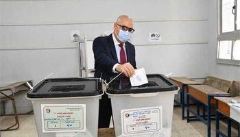 وزير الإسكان يدلى بصوته في انتخابات مجلس النواب