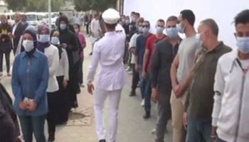 تزاحم المواطنين أمام مدرسة هدى شعراوي بالسلام للإدلاء بأصواتهم في انتخابات مجلس النواب
