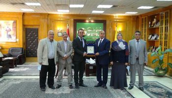رئيس جامعة المنيا يُكرم الحاصل على جائزة  "نيوتن مشرفه 2020" بــ" صيدلة المنيا