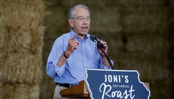 إصابة السيناتور الأمريكي تشاك جراسلي بفيروس كورونا