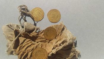  اكتشاف ٢٨ دينارا من الذهب و٥ قطع صغيرة من دنانير من العصر العباسي بالفيوم 
