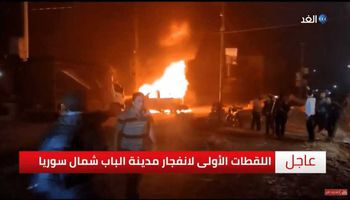 اللحظات الأولى لانفجار عبوة ناسفة قرب مسجد بمدينة الباب السورية (فيديو)