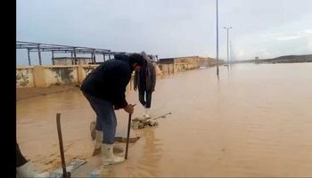 رفع مياه الامطار بالطريق الدولي الساحلي بمطروح 