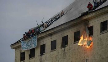 سجناء أرجنتينيون يحتجزون رهائن احتجاجا على حظر الزوار