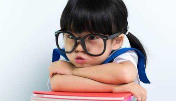 كيف تكتشف أن طفلك يحتاج إلي نظارة