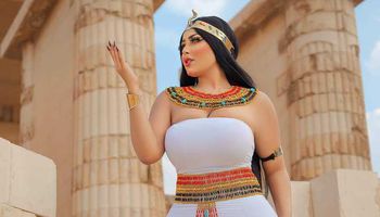 فتاة الزي الفرعوني في سقارة