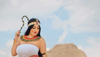  تصوير فتاة بالزي الفرعوني في الأهرامات يثير الجدل على السوشيال ميديا