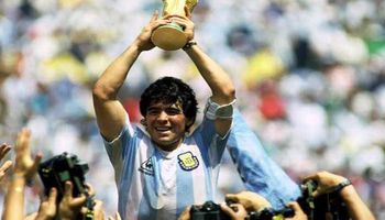 مارادونا يحرز كأس العالم 