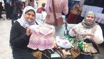 محاربة أورام الثدي مع ابنتها تصنع مشغولات يدوية