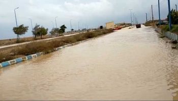مطروح تواصل رفع مياه الامطار بالشوارع والطرق السريعة 