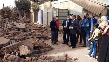 محافظ المنيا يتفقد موقع انهيار منزل خالي من السكان بحي غرب