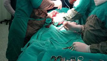 إجراء عملية جراحية لطفلة صغيرة 