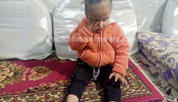 الطفلة تسبيح التي تسبب 16 طبيب بفقدان بصرها في قنا