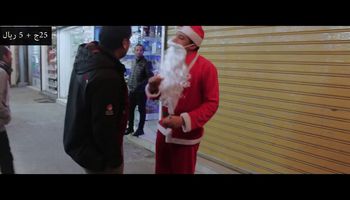 بابا نويل يتسول في شوارع قنا