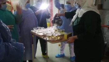 حفل كيك بالشاى لمصابي كورونا بالتأمين الصحي ببني سويف 