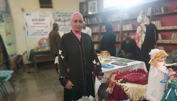 "عزة محمود" صانعة المشغولات اليدوية