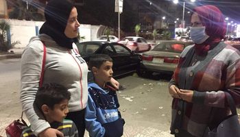 محررة "أهل مصر" مع الأم التي تعرض أبنائها للتعذيب على يد زوجة أبيهم