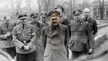 هتلر وسط جنرالاته
