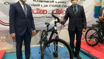 وزير الشباب والرياضة يسلم دراجات المرحلة الثالثة من مبادرة " دراجتك.. صحتك "