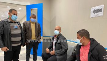 أول الحاصلين على تطعيم لقاح كورونا من الأطقم الطبية بمستشفى أبو خلفية