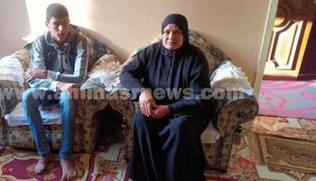 الشاب محمد عصام ووالدته