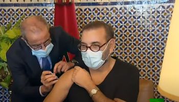العاهل المغربي يتلقى أول جرعة من لقاح كورونا