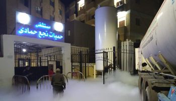 تسريب أكسجين من السيارة أمام مستشفى حميات نجع حمادي