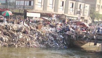 تلال القمامة تحاصر قرى القليوبية