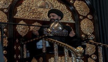 رجل الدين العراقي على منبره الذهبي