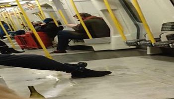 رجل يتبول في مترو مزدحم