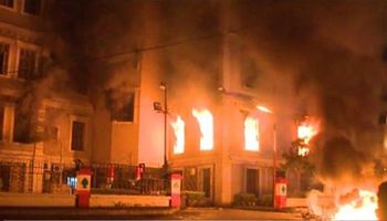 لبنان ..محتجون يحرقون مبنى بلدية طرابلس وعدد الجرحى يرتفع إلى 112