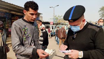 محافظ القاهرة يحرر محضرا لموظف في النقل العام خلال جولة مفاجئة