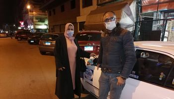 محررة "أهل مصر" مع صاحب "تاكسي الخير " ببورسعيد
