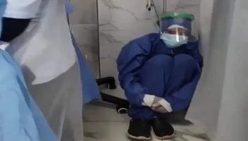 ممرضة بمستشفى الحسينية تبكي بعد وفاة مرضى كورونا