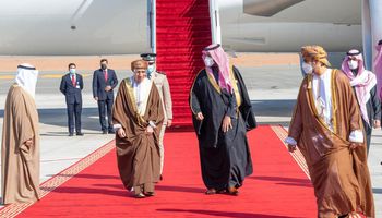 وصول وفد قطر برئاسة الشيخ تميم للمشاركة في القمة الخليجية