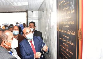 محافظ أسوان يفتتح وحدة العناية المركزة بالمستشفى الجامعي