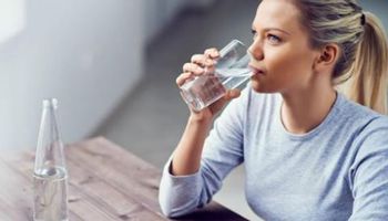 الطريقة الصحية لشرب الماء قبل أوبعد الوجبة