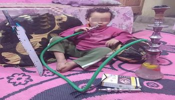صور طفل 4 سنوات يُدخن الشيشة تثير غضب رواد مواقع التواصل
