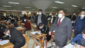 رئيس جامعة حلوان يتفقد لجان الامتحانات