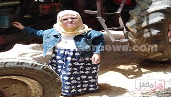 "أمل" أول امرأة من قصار القامة تتحدى المجتمع بمشروع قطع غيار الجرارات الزراعية 