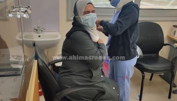 الدكتورة غادة متولي تتلقى الجرعة الثانية من لقاح سينوفارم المضاد لكورونا
