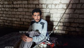 مأساة "أحمد" شاب مقيد بالسلاسل الحديدية داخل غرفة لعدة سنوات في المنيا