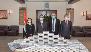 صيادلة الإسكندرية تهدى المحافظة ٩٠٠ حقيبة طبية بها البروتوكول العلاجي لفيروس كورونا  