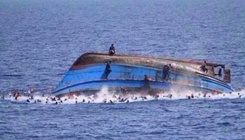 مصرع 60 مهاجرا بعد احتراق مركبهم قبالة السواحل الليبية