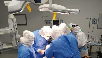 فريق أطباء من ٣ مستشفيات يجرى عملية جراحية دقيقة لمصاب كورونا يبلغ من العمر ٨٨ عاما 