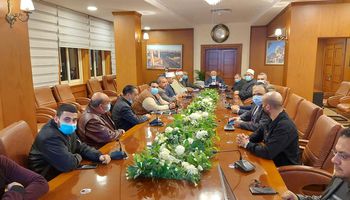 محافظ بورسعيد يعقد اجتماعا مع اللجنة المنظمة لمسابقة الفائزون