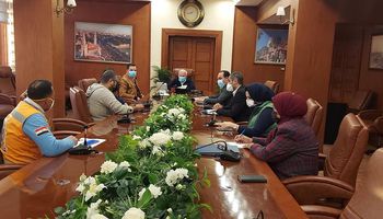 محافظ بورسعيد يعقد اجتماعا مع  لجنة إدارة أزمة فيرس  كورونا 