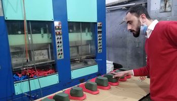 محرر "أهل مصر" داخل إحدى مصانع الأحذية بمنطقة الوحدة العربية 