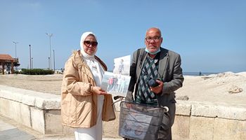 محررة "أهل مصر" مع مصوراتي شاطىء بورسعيد 